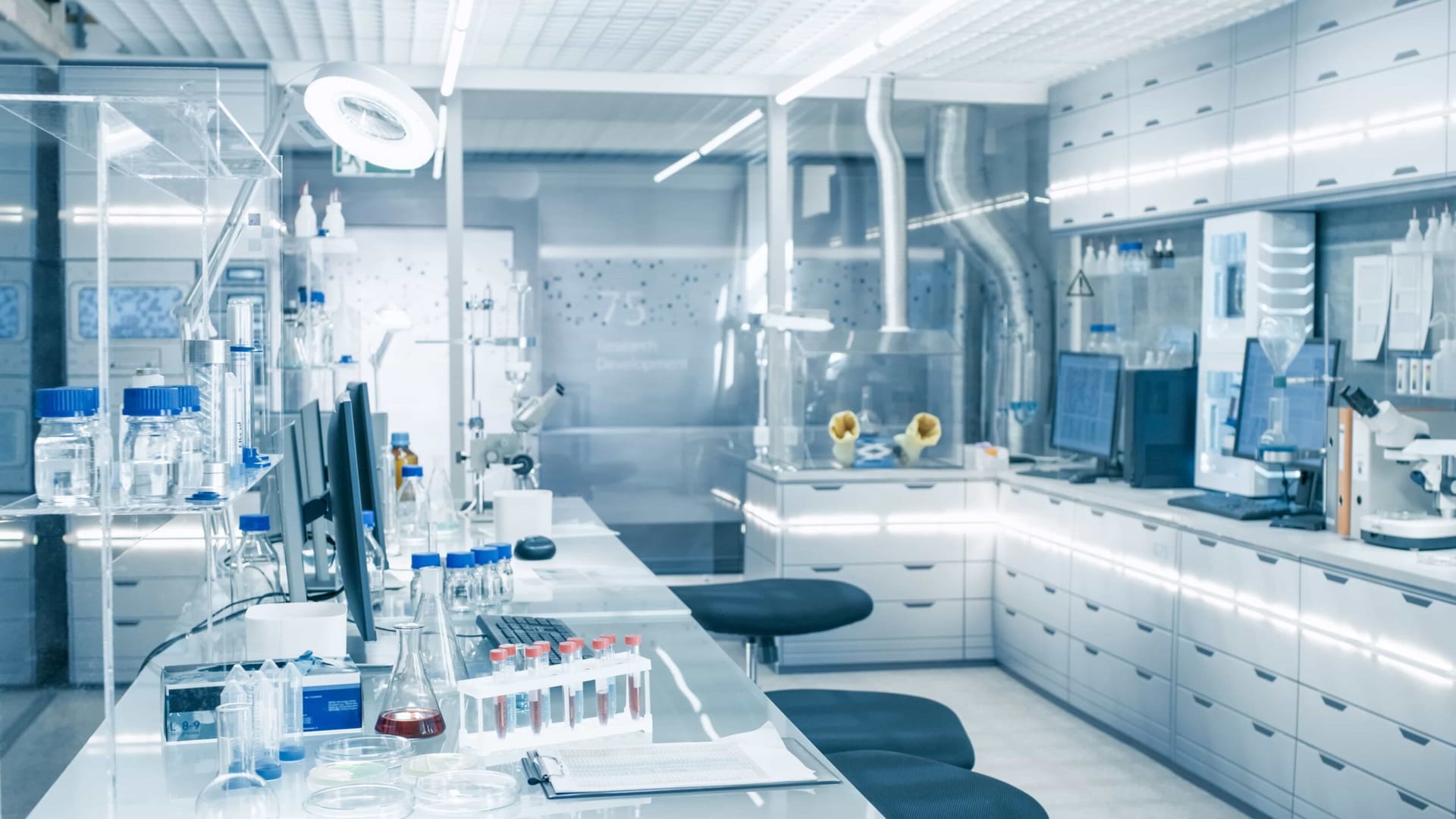 Science and technology cleanroom laboratory with tight climate control